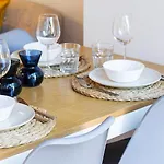 Center Duplex W Patio By Lovelystay