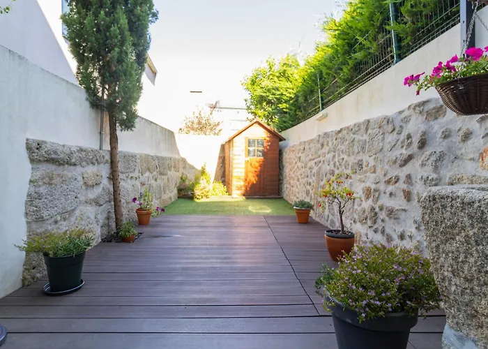 Center Duplex W Patio By Lovelystay شقة