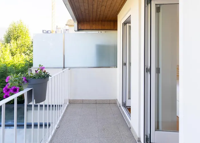 Center Duplex W Patio By Lovelystay شقة بورتو