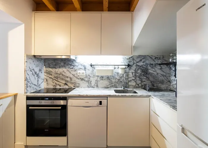 Center Duplex W Patio By Lovelystay شقة